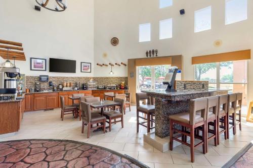 Best Western Kiva Inn - main image