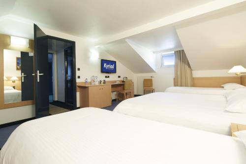 1 double bed, 2 twin beds