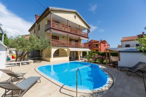 Family-friendly apartments with swimming pool Novigrad - 11242 - Location saisonnière - Novigrad