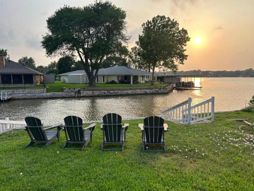 Charming Granbury Lake House with Breathtaking Sunsets in Granbury, USA