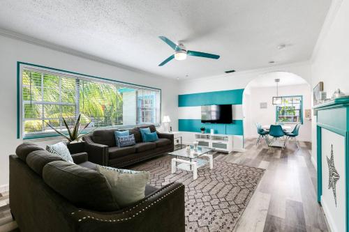 Aqua Breeze Villa in Hollywood, USA