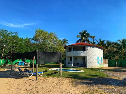 Beautiful Beach House with Private Pool in Tuxpan - Colibrí in La Laja, Mexico