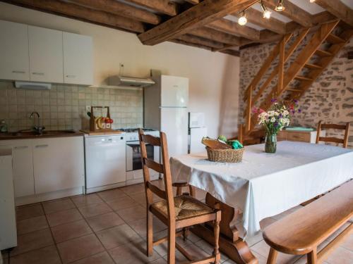 Gîte Saint-Léonard-des-Bois, 5 pièces, 7 personnes - FR-1-410-179 (Gite de charme renove avec cheminee, terrasse et proche randonnees - Capacite 13 pers. - FR-1-410-17) in Fresnay-sur-Sarthe