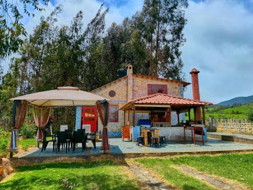 CASA DE PIEDRA EL ZAPATO in Suesca