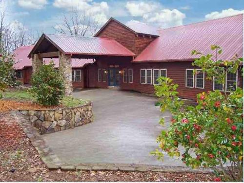 Manchester Georgia Mountain estate with 10000 sqft panoramic views - 13 bedrooms, theater, pool table, event room and multiple gathering areas - Sleeps 30