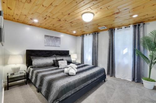 POCONOS BRAND NEW LAKEFRONT Oasis 1 ACRE HOTTUB GAMEROOM FIREPITS TALK ABOUT PRIVACY - image 8