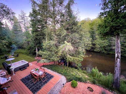 Firefly Lodge! Boardman River! Hot Tub! Woodstove!