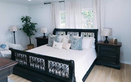 Large 4br, 3ba Home 2 Acresclose To The Keys! in Homestead, USA