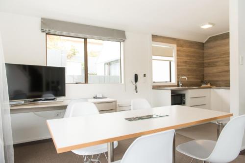 Kitchen, Aria on Bank Motel in North Dunedin