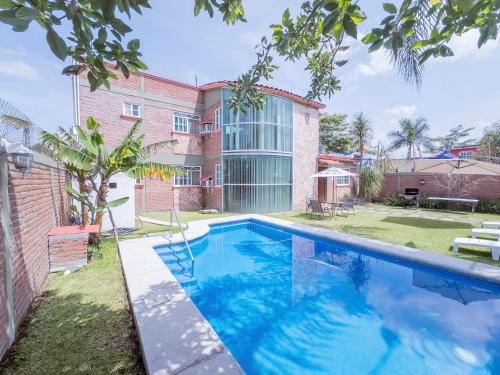 Spacious Family House in Cocoyoc Pool & BBQ Area in Cocoyoc, Mexiko