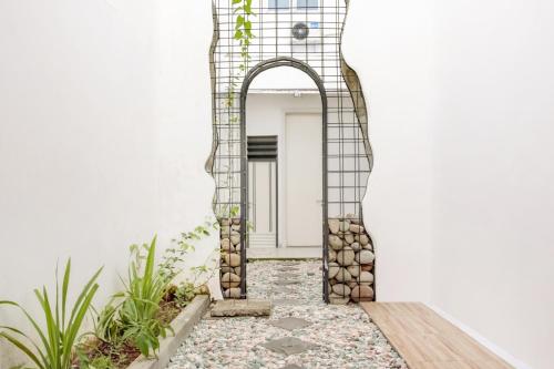 Super OYO 3512 Golden White House Near Mall Panakkukang