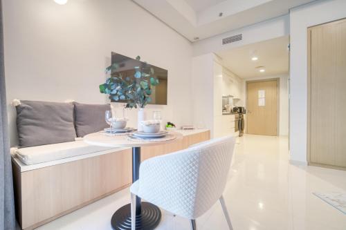 Cozy High-Floor Studio with Amazing Views - image 3