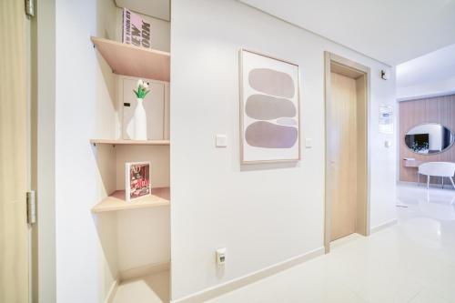 Cozy High-Floor Studio with Amazing Views - image 8