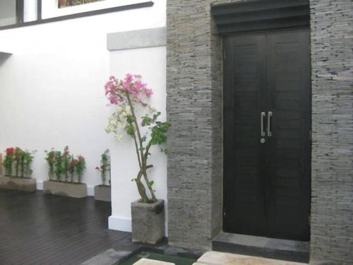 20 off Special Brilliant Location - image 5