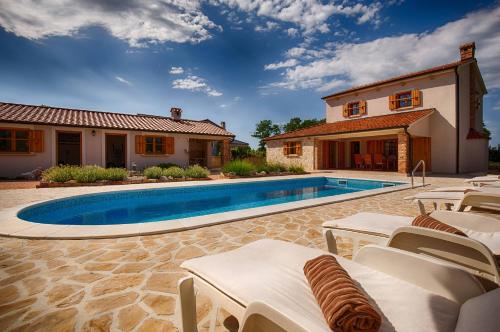 Villa with pool, garden, in a quiet small village - by Traveler tourist agency Krk - ID 2179 – khách sạn tại Kras
