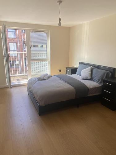 4 Bed House - Sleeps 8 - Wifi - Parking