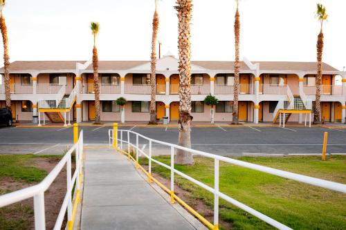 Exterior view, Emerald Inn & Lounge in Blythe (CA)