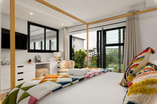 Sea Point Artistic Hideaway - Rooftop Pool Gym - image 6