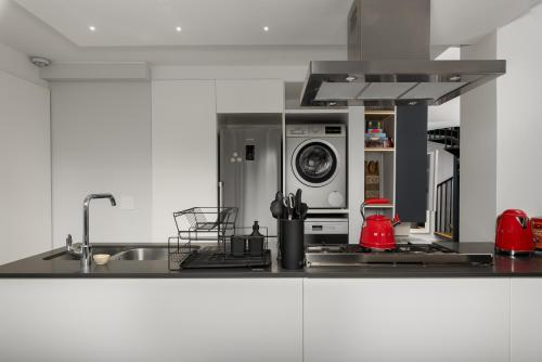 Sea Point Artistic Hideaway - Rooftop Pool Gym - image 12