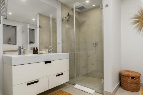 Sea Point Artistic Hideaway - Rooftop Pool Gym - image 9