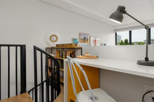 Sea Point Artistic Hideaway - Rooftop Pool Gym - image 13