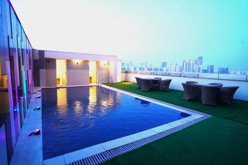 Peldbaseins, Hotel Sakura Gold in Badshahpur