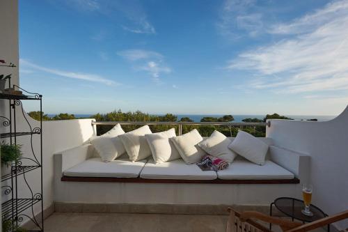 Three Bedroom Apartment with Sea View image 3