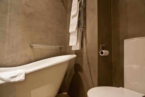 Three Bedroom Apartment with Sea View image 2