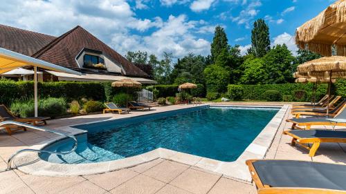 Úszómedence, Logis Hostellerie D'Aussois in Semur-en-Auxois