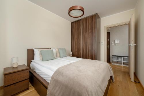 Exceptional Apartment with Parking for 6 Guests by Noclegi Renters, Wroclaw