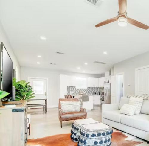 Centrally Located Pet Friendly 3 Bedroom Haven - Tap to explore photos