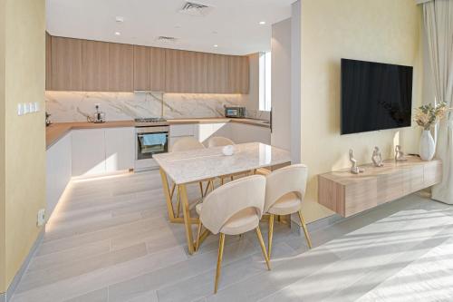 Savis Home -Radiant Dubai Ain & Marina View - image 14
