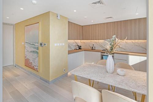 Savis Home -Radiant Dubai Ain & Marina View - image 10