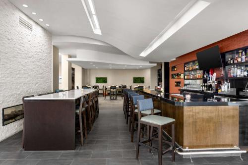 Embassy Suites - Newark Airport - image 11