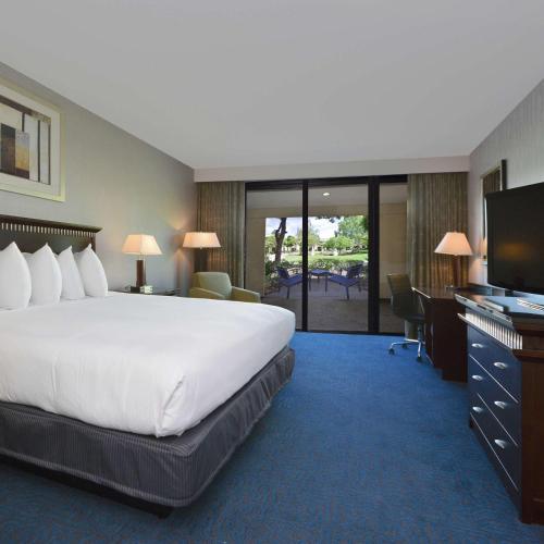 DoubleTree by Hilton Newark-Fremont Room Type - King Room - Hearing Access