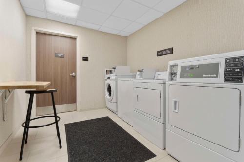 Hampton Inn And Suites By Hilton Columbus Scioto Downs Oh - image 8
