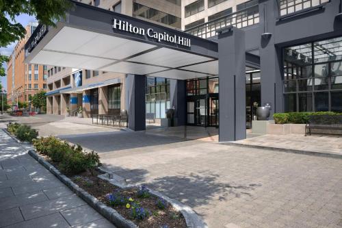 ทัศนียภาพภายนอกโรงแรม, ฮิลตัน วอชิงตัน ดีซี แคปิตอล ฮิลล์ (Hilton Washington DC Capitol Hill) near ศูนย์บริการนักท่องเที่ยวอาคารรัฐสภาสหรัฐ
