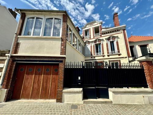 Villa Sénone - BEST KEYS - Maison Familiale - Idéal Vacances ou Séjour Professionnel & Télétravail - Jardin & Véranda - 5 Chambres - Véranda & Bureau Séparé - Proche Centre & Commerces - Parking Facile & Gratuit gîte à louer Sens