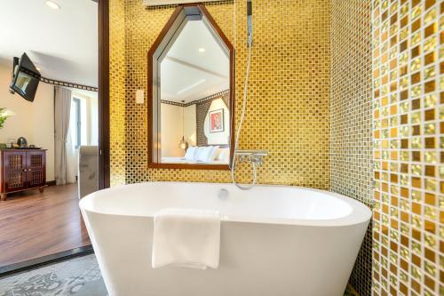 room detail thumbnail 2