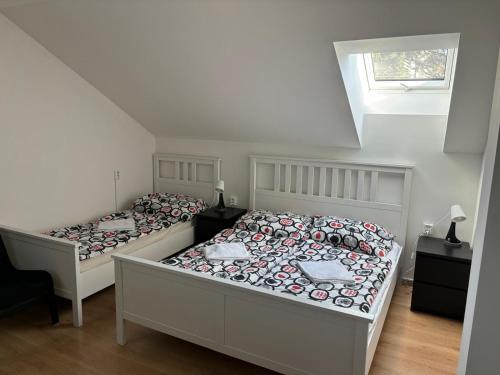 1 queen bed, 1 twin bed