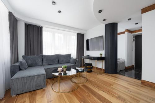 Central Warsaw Apartments near the Palace of Culture and Science by Noclegi Renters, Varšava