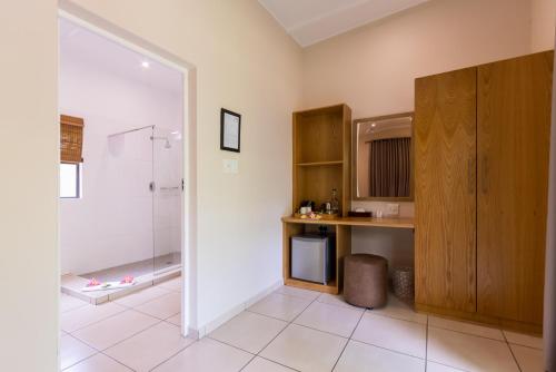 Emdoneni Lodge with Zululand Cat Conservation Project Emdoneni Lodge with Zululand Cat Conservation Project