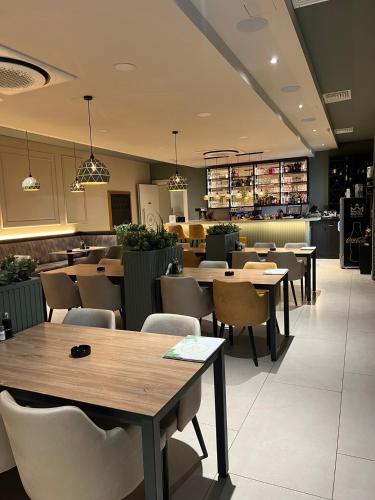 مطعم, Royal Residence in Alvadžinica