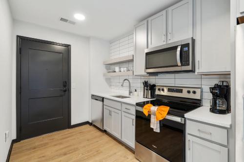 CozySuites on Mass with garage parking #14 detail