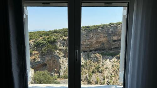 Το ΦΑΡΑΓΓΙ Του ΠΑΡΝΑΣΣΟΥ