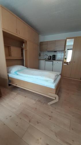 1-Zimmer-Apartment-1-im-1-Obergeschoss - image 2