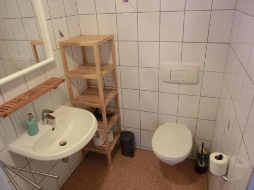 2-Zimmer-Ferienwohnung-im-1-Obergeschoss - image 2