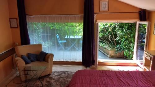 Logement cosy proche gare avec terrasse de verdure in La Metairie