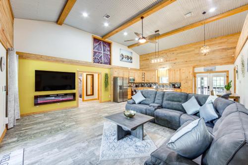 Quitman Lakefront Cabin with Screened Porch and Grill! in Mineola (TX)
