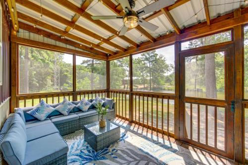 Quitman Lakefront Cabin with Screened Porch and Grill! in Mineola (TX)
